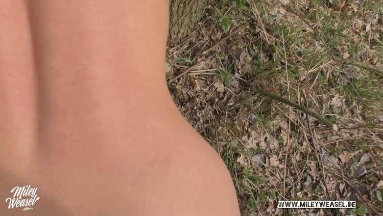 Miley Weasel: Мила дівчина зв'язала себе і трахалася на публіці