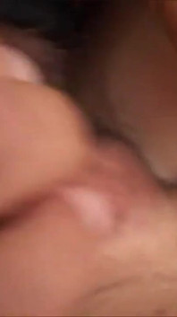 Amateurin auf dem bett zu hause reibt ihre haarige muschi