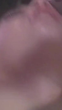 脱垂的阴户挑逗 - 露出湿漉漉的阴户