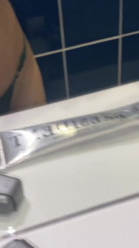 在朋友家和户外撒尿的汇编！第一人称视角！