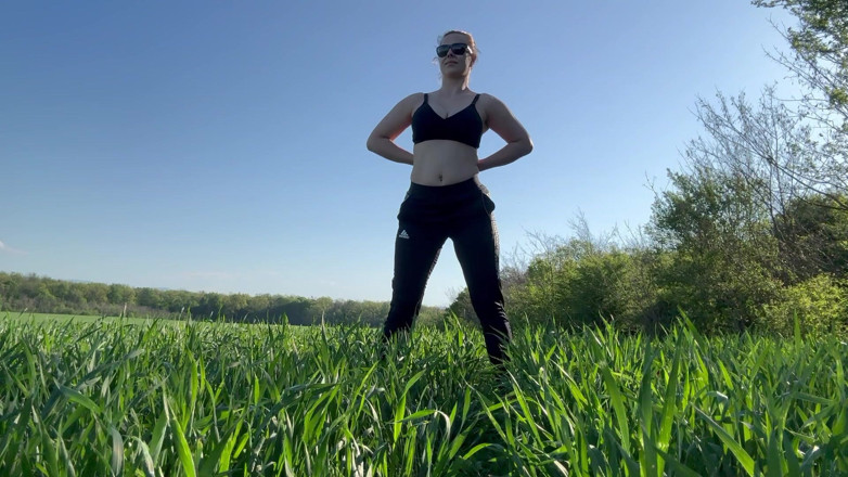 Emeli: 屋外のスカートヌード