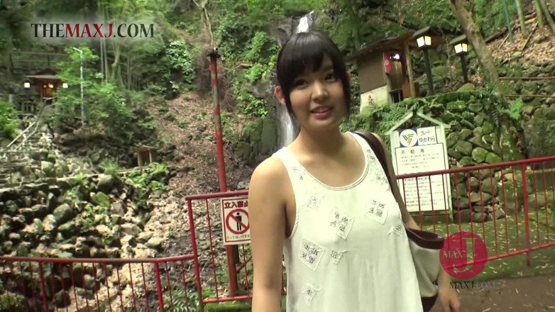 Asian happy ending: Bruna troia asiatica fa un pompino all'aperto