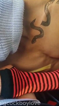 Unerfahrener Twink Auf Dem Spaziergang Wird Von Großen Schwänzen Mit Spermabrunnen Gefickt.