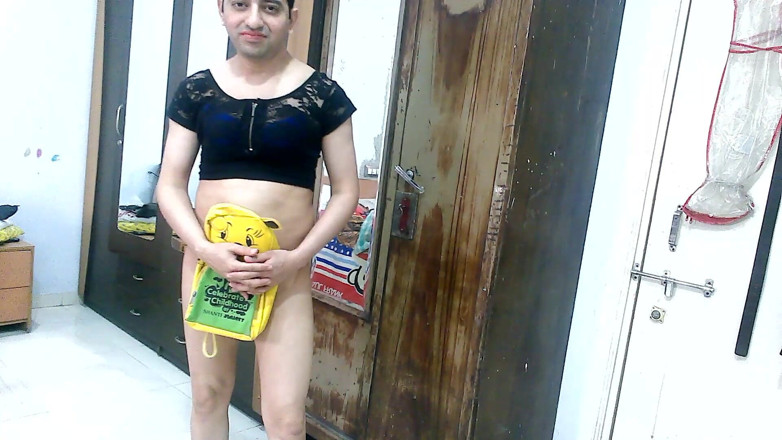 Cute & Nude Crossdresser: Jolie tapette travestie femboy douce sucette dans une petite tenue...