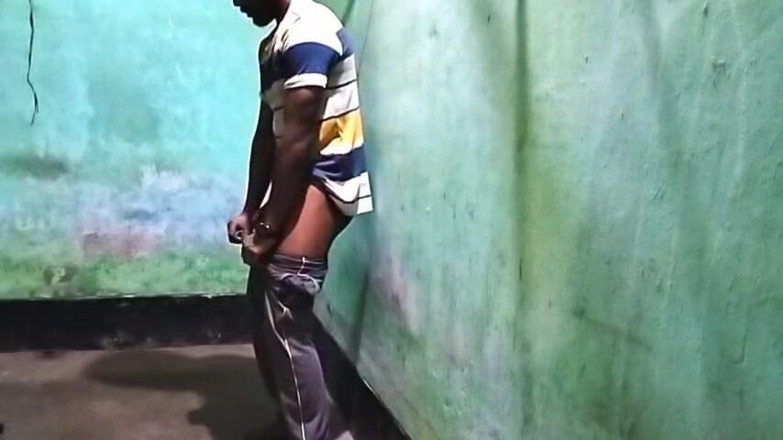 Desi Tits: Twink boy masterbating muskularne ciało
