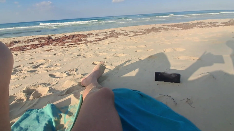 LauraOnHeels: MILF lutscht einen Schwanz mit am Strand verschluckendem Sperma aus...