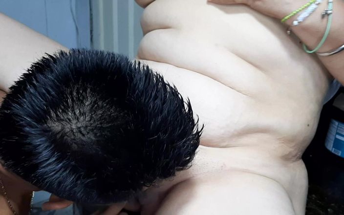 Miller Family: Tante seksi ini lagi asik ciuman merobek lidahku sampai ke...