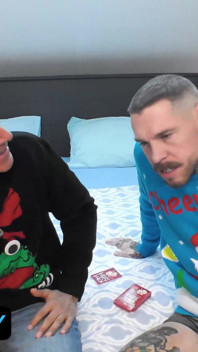 Karetní hry promění ino tabuizovaný anální creampie trojku pro stříkací stroj Maddy Black na Štědrý den