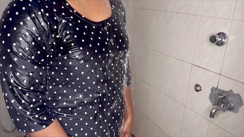 Indian teen girl: Teen mallu mädchen baden und möpse massieren