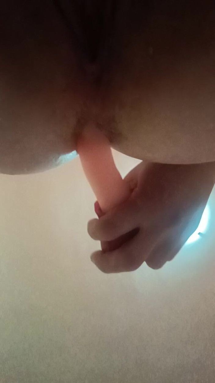Dirty Milf: 私のふしだらな濡れたパイパンマンコ