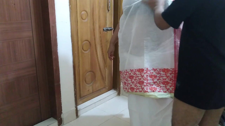 Aria Mia: Une prof desi du coin porte un chemisier en sari...