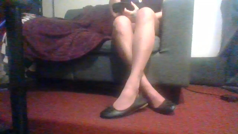 Abby Anna: Le gambe sexy di suntan giocano con le calze e...