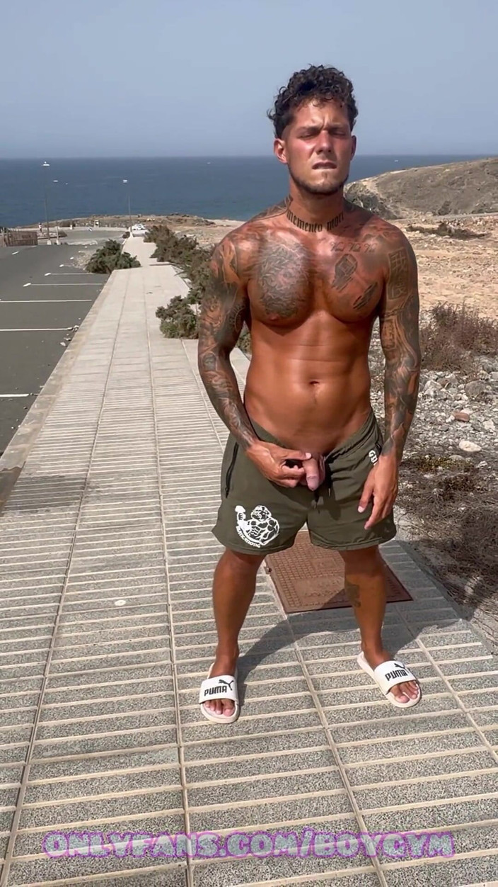 BoyGym: Mear musculosa caliente en la calle