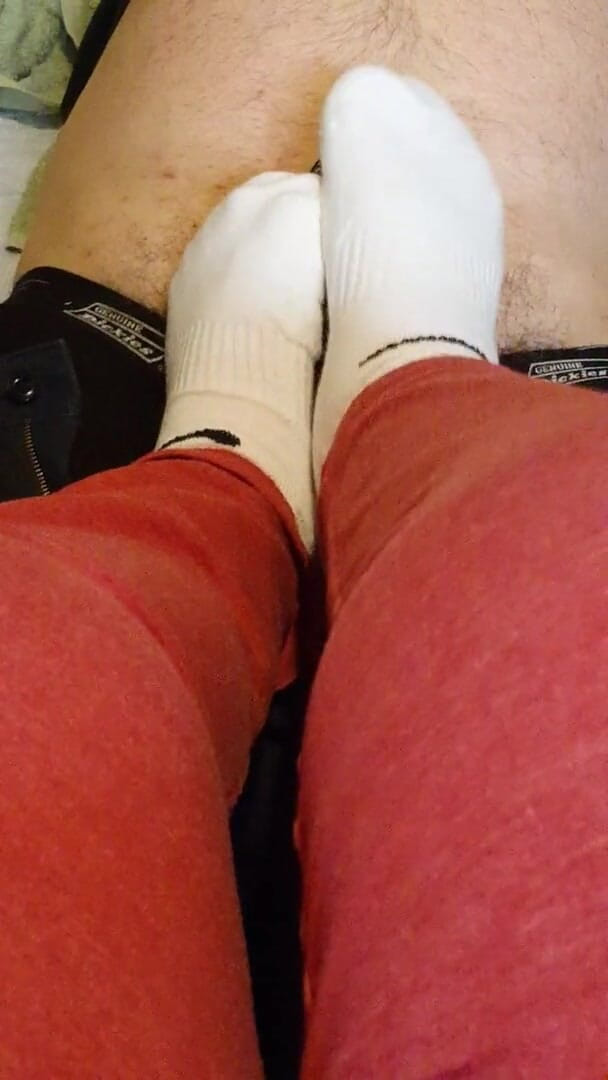 Miss Sock trampler: Trampar sin kuk med mina vita strumpor