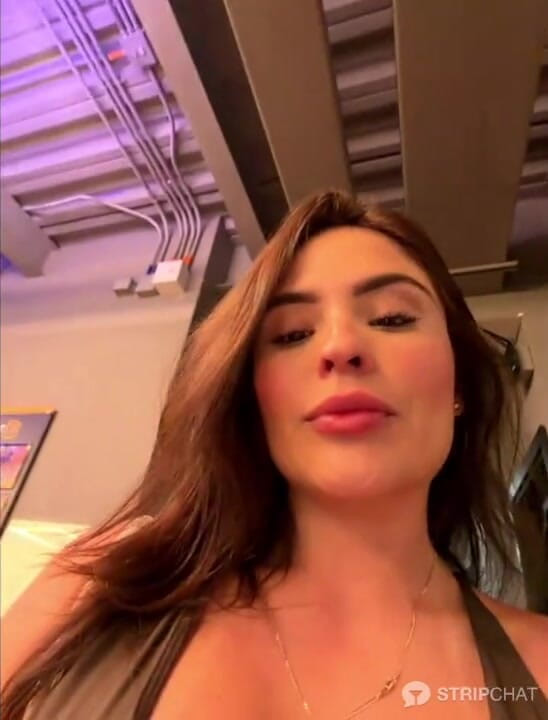 Milf Latina: Я люблю показывать мою вагину в спортзале в Медельине