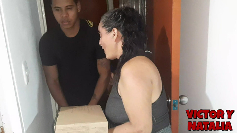 Victor y Natalia: 成熟した男がバスルームの外で私を待ってセックスする