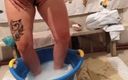 Emma Alex: Сільська дівчина миє своє тіло в басейні води.
