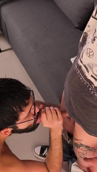 Het pappa Camilo Brown ger slarvig avsugning till mager Twink Magic C sväljer hans tjocka sperma