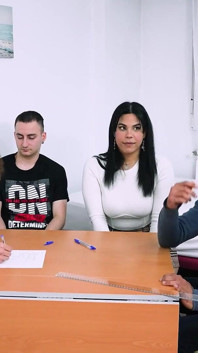 Lara cruz bringt mehreren jungen freundinnen bei, wie man einen echten pornostar knallt. Notiert dich!
