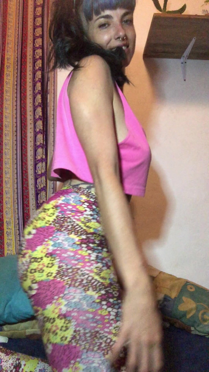 Goddess Maya: Tanzen und sich nackt machen