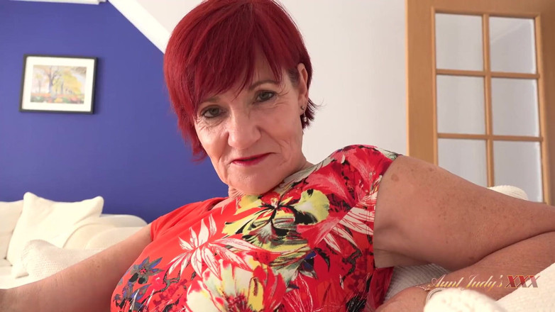 Aunt Judy's XXX: TetaJudysXXX - Vaše 64letá gilf tetička paní Linda vás chytí se špinavým časopisem