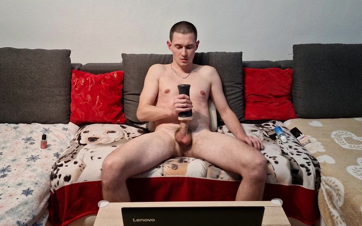 FM Records: Шаловливый папочка играет с собой, пока смотрит порно на ноутбуке