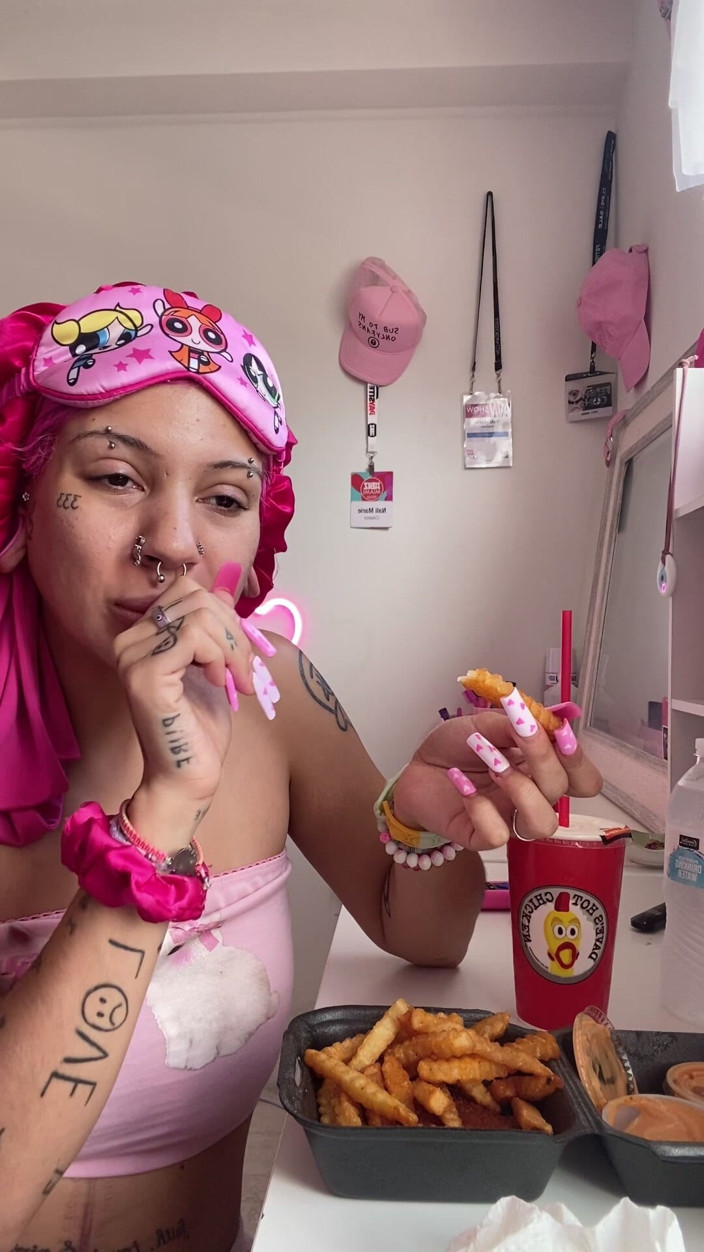 Nali Marie: Sploshing jídlo faciál přejídání Mukbang jíst horké jídlo kuřecí omáčka...