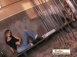 Erotic Lezdom: Người đẹp tóc nâu lezdom đeo dây đeo dập cô bé tóc vàng