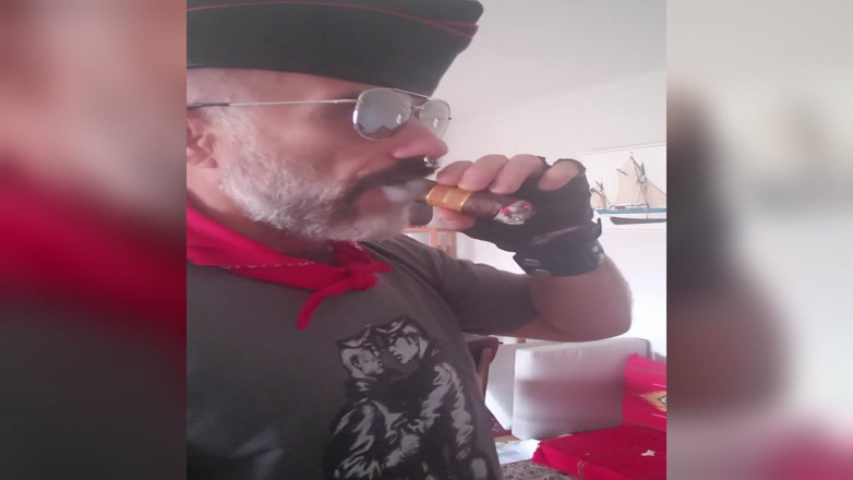 MusclesCigarsFFPig: toph stail sigaar smokar