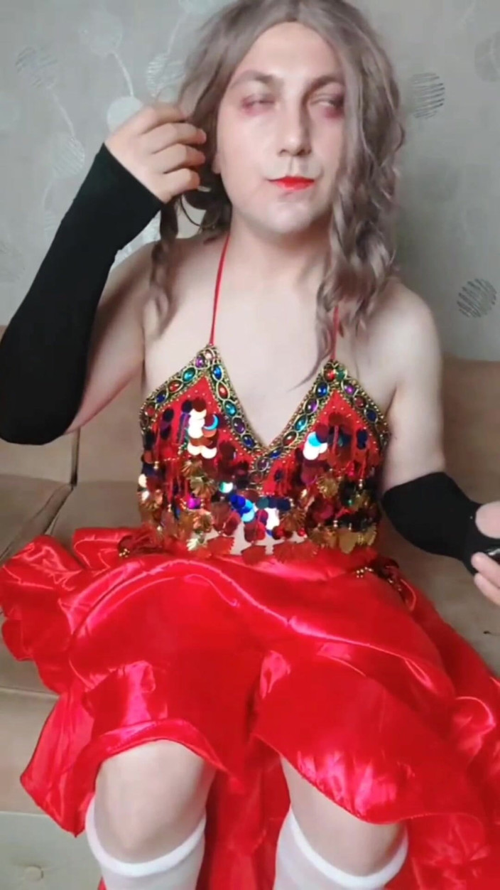 Kitty_Cross: Femboy penari perut dalam pakaian menggoda merah