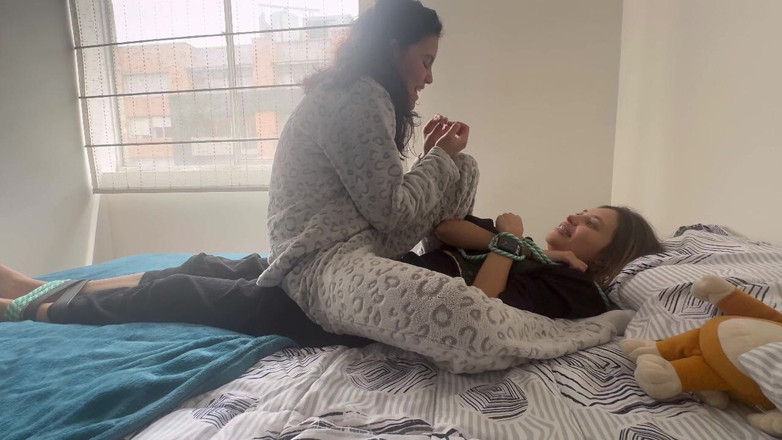 scarlettandc: Sváže mě a pak se na mě podívá, aby měla...