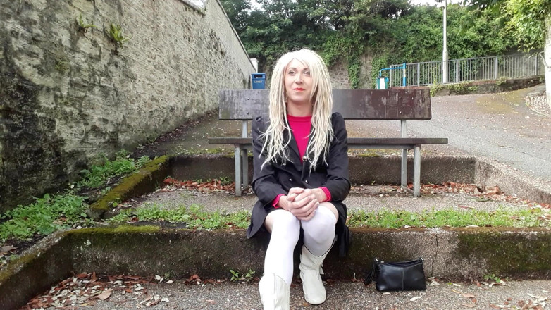 The Midnight Minx: Themidnightminx chilling on a bench