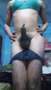 Napalony indyjski Femboy ubrany w stanik i majtki przyrodniej siostry