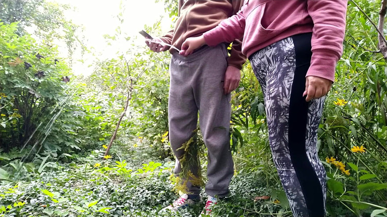 OurFetishLife: Pantat bahenol tante seksi ini bantuin aku kencing di alam...