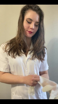 The Nurse Wants to Have Fun When the Doctor Is Running Late