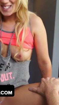 Dadcrush - une jolie fille à forte poitrine reçoit un énorme creampie au fond de sa chatte juteuse par son beau-père