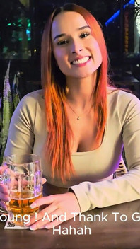 Jovem colombiana faz sexo em público no banheiro de um restaurante com um estranho! - Abella Olsen