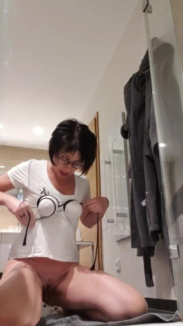 JulieEroticDress: Une MILF squirte avec des seins à la corde