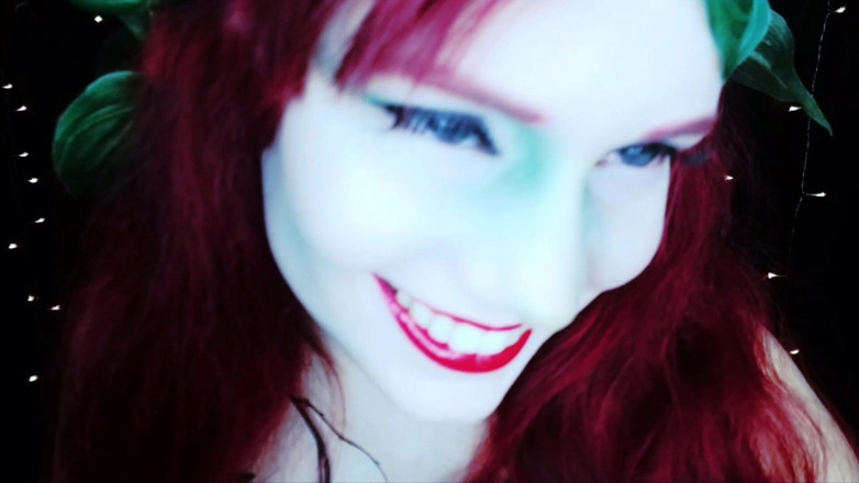 Scarlet Vixen: Poison Ivy - Săruturi iubitoare