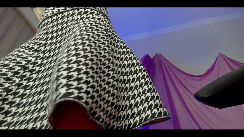 Sandy and Chris: 내 치마 아래를 엿보는 걸 좋아해?