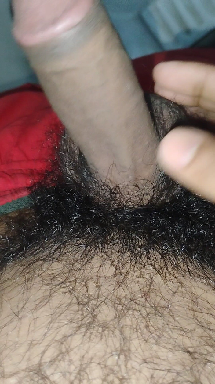 Adi T: Sexy chlap si masíroval penis rukou.