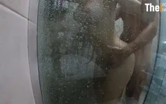 Üvey babam beni duşta sikiyor