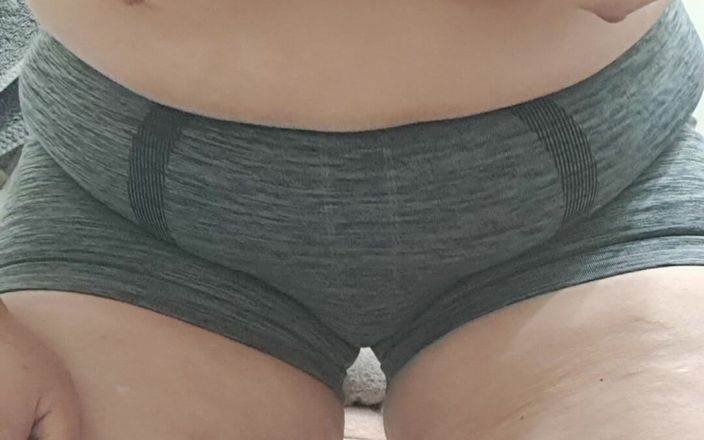 Mommy big hairy pussy: 暑い朝、大きなパンティーのママ