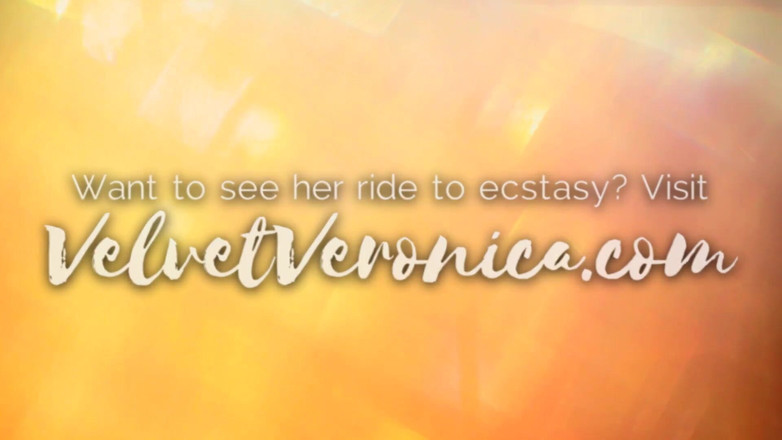 VelvetVeronica: 她操了一根脸假阳具而不是他的鸡巴，并让他被绑住