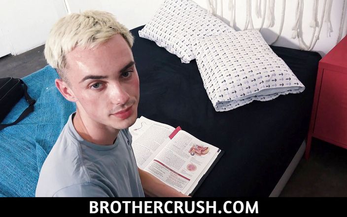 Brother Crush: Il fratellastro grande aiuta l&amp;#039;adolescente Joe Ex a conoscere il...