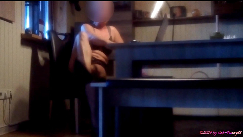 Hot-Pussy66: लैपटॉप पर आधा नग्न