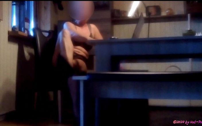 Hot-Pussy66: À demi nue sur un ordinateur portable