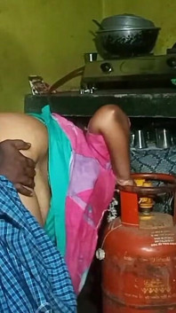 Awek kampung di dapur gaya doggy