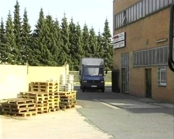 German Threesome: Autostopista germană agățată a fost penetrată dublu
