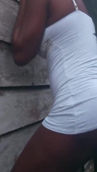 Seksi kısa elbiseli azdırma ıslak amcığımı parmaklıyor